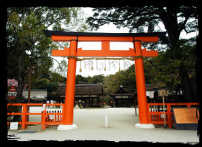 Hosodono Hall seen through the Nino Torii Gate