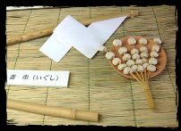 The shape of the kamomitarashi dango (dumplings) expresses the human body