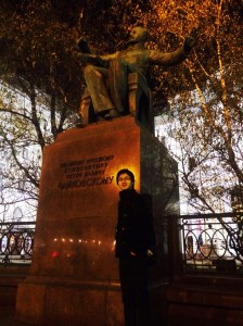 モスクワ音楽院にあるチャイコフスキーの像の前で