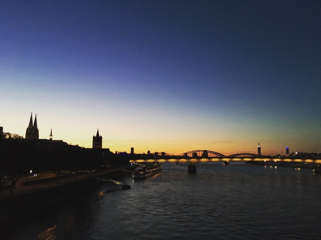 家の近くのライン川の夕日とケルン大聖堂 ローム ミュージック