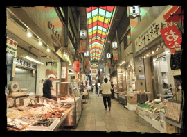 錦市場らしい鮮魚店や八百屋などが並ぶ